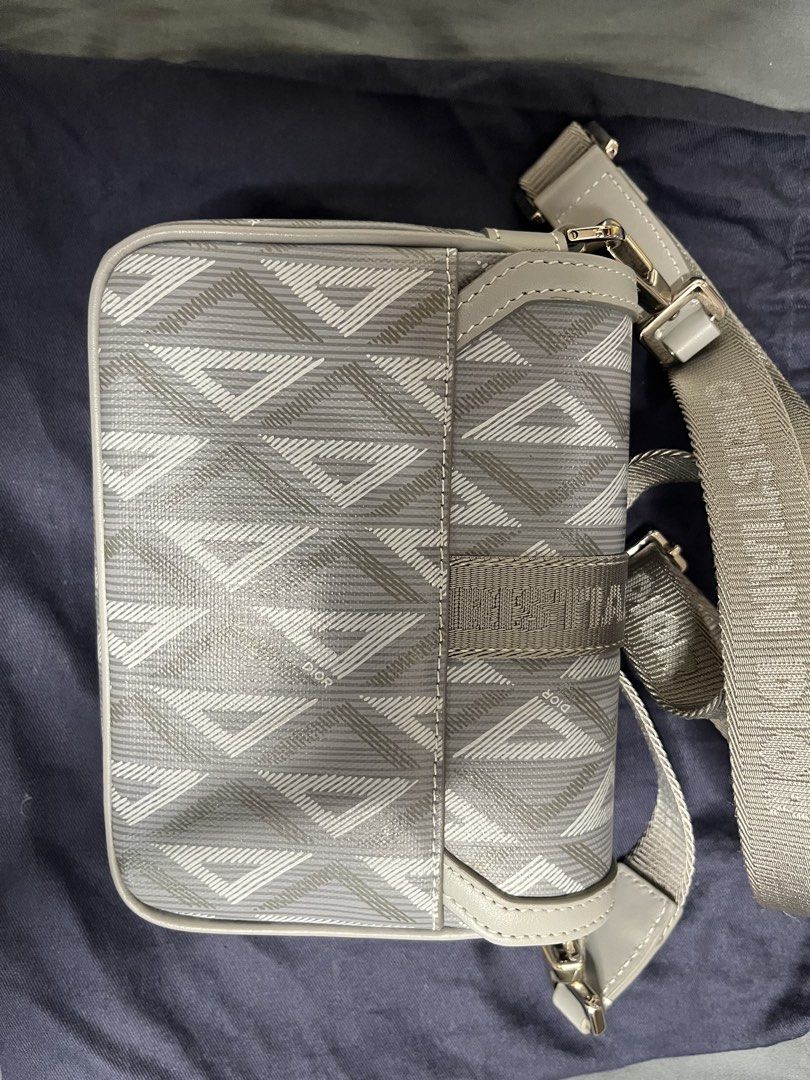 DIOR Hit The Road Messengeer Bag Mini （分類：手袋及銀包）位於 Hong Kong。 由 plhungpl 提交（商品編號 1446851001，圖片 2）。簡介： DIOR Hit The Road Messengeer Bag Mini 95%新，極少使用 香港專門店購入 有正本單，有防塵袋，有盒 可send相，可議，面交。