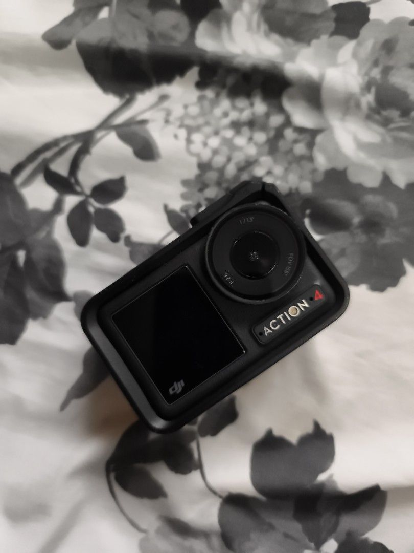 DJI Osmo Action 4 Camera (Category: Cameras) located in Cainta. Submitted by mikaicruz (Listing ID 1446741489, Image 1). Description: - Capture all your adventures with the DJI Action 4 camera. - Features both a front and rear screen for easy framing. - Includes a protective metal frame for added durability. - Perfect for your next trip or creative project. All inclusions are already in the picture, all original accessories,flaws are also in the 