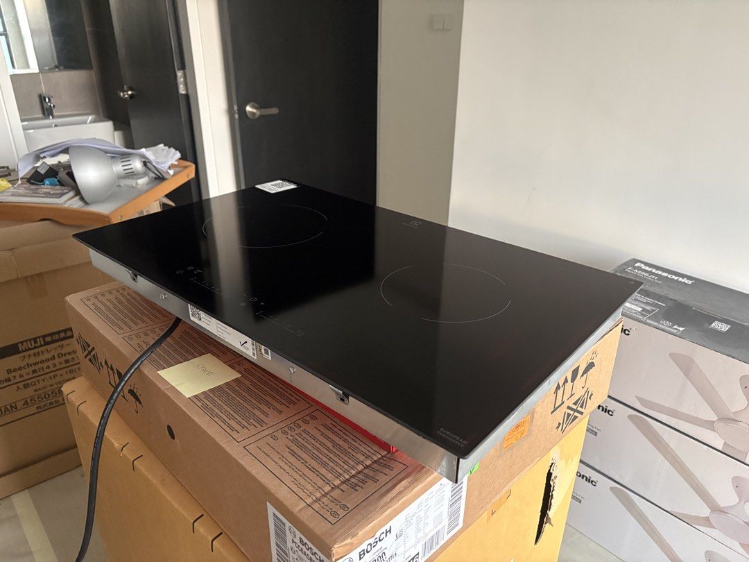 Electrolux Electric Hob EHC7240BA (Category: Hobs & Hoods) located in Kuala Lumpur. Submitted by georgelykz62212 (Listing ID 1446836097, Image 1). Description: Electrolux Electric Hob (Not induction) - Model: EHC7240BA - Power: 3000W - Voltage: 220-240V - Frequency: 50-60Hz - Easy to use - Dimension: 700mm X 420mm X 55mm - cut out size: 680mm X 400mm Pros: ✅ Can use most flat-bottom cookware (no need for magnetic induction pots). ✅ Smooth glass s
