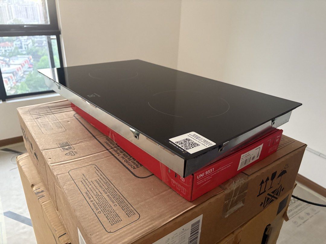 Electrolux Electric Hob EHC7240BA (Category: Hobs & Hoods) located in Kuala Lumpur. Submitted by georgelykz62212 (Listing ID 1446836097, Image 2). Description: Electrolux Electric Hob (Not induction) - Model: EHC7240BA - Power: 3000W - Voltage: 220-240V - Frequency: 50-60Hz - Easy to use - Dimension: 700mm X 420mm X 55mm - cut out size: 680mm X 400mm Pros: ✅ Can use most flat-bottom cookware (no need for magnetic induction pots). ✅ Smooth glass s