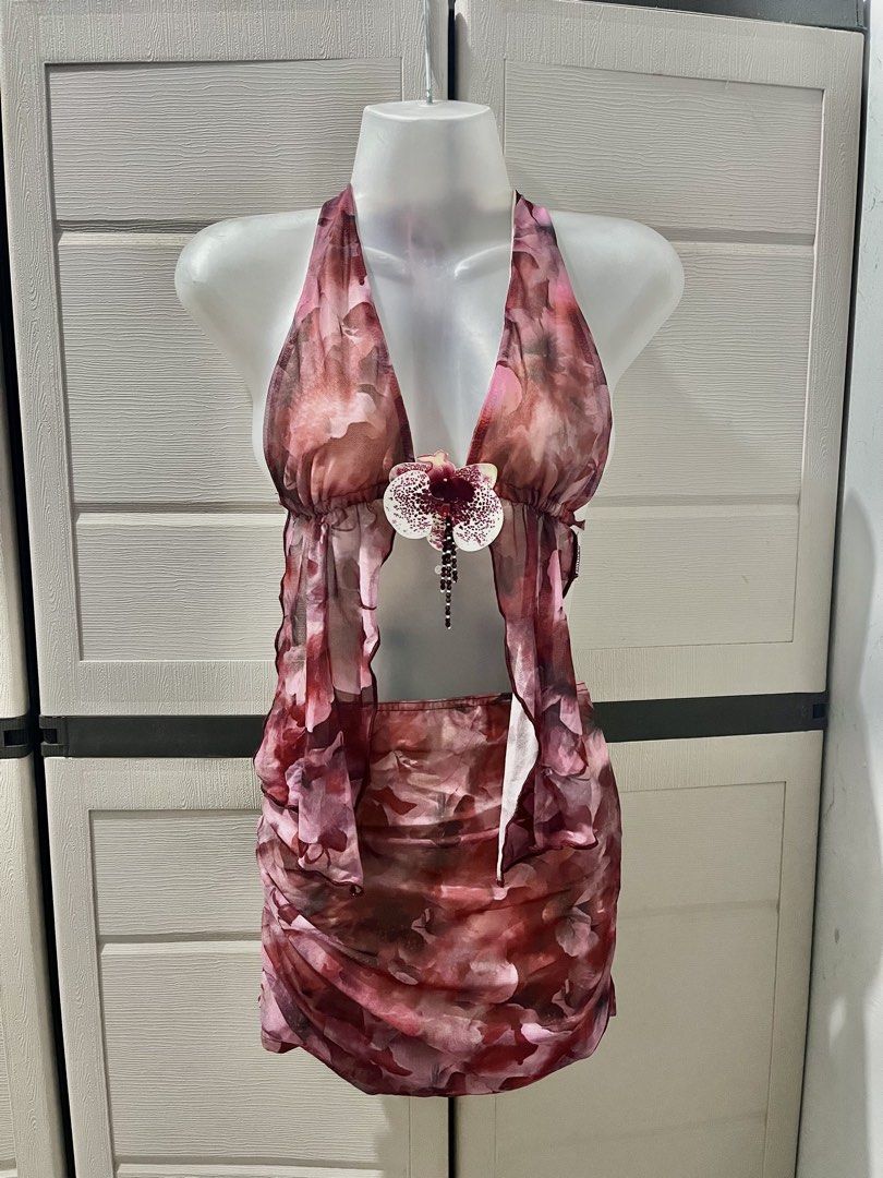 Floral Halter Neck Sheer Mesh Ruched Bikini (Category: Bikinis & Swimsuits) located in Marikina City. Submitted by maidenhavien (Listing ID 1446893505, Image 1). Description: 🌺 floral bikini set 🌺 • isa sa pinakamagandang bikini na nasuot ko talaga. bet na bet ko ’to, grabe ang ganda niya. • super pinterest island girl yung atake • medium size • walang bra padding • self tie top • garterized ang skirt, kasya hanggang around 35” waist (30” waist