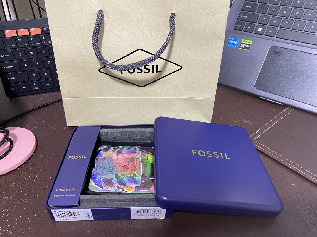 Fossil wallet case and paper bag (Category: Wallets & Card holders) located in Dasmarinas. Submitted by theminimalisttryon (Listing ID 1446888937, Image 1). Description: Got this from my recent purchase.