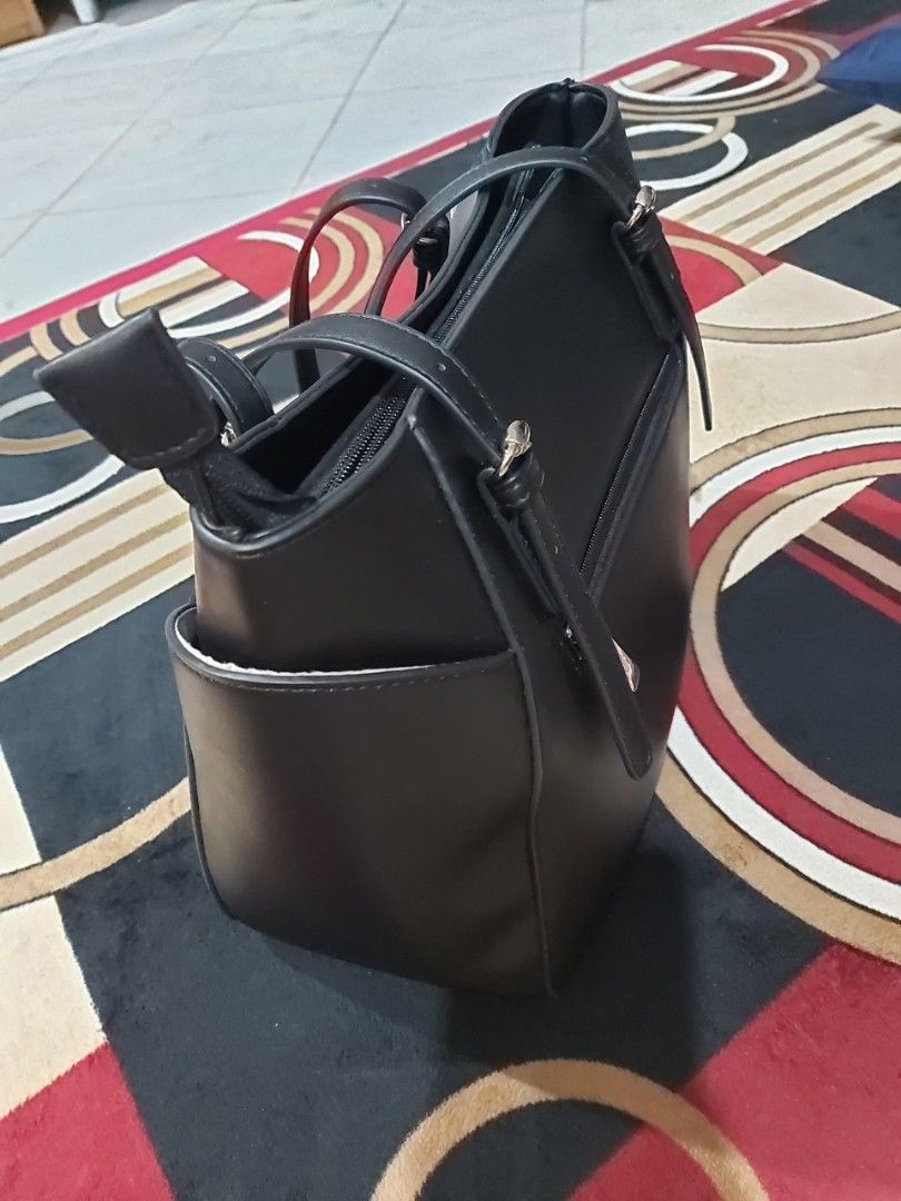 [FREE POSTAGE] Polo Hill Black Tote Bag (Category: Tote Bags) located in Teluk Intan. Submitted by farahaftina86 (Listing ID 1446773305, Image 3). Description: - Brand: Polo Hill - Color: Black - Style: Tote bag - Never been used.