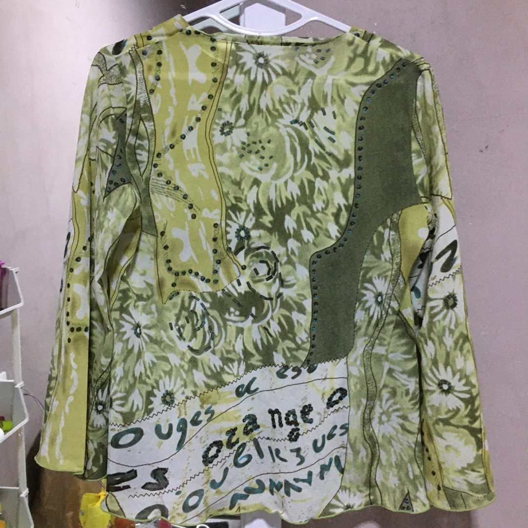Green Abstract Print Long Sleeve Top (Category: Longsleeves) located in Burgos, Ilocos Norte. Submitted by ettie. (Listing ID 1446772458, Image 2). Description: - Long sleeve top with a vibrant green abstract print. - Layered design with a V-neck inner layer. - no flaws.
