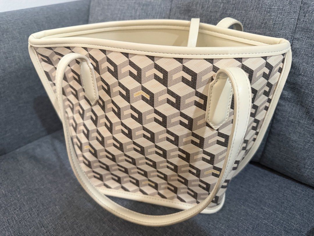 Guess Tote Bag - White Monogram Pattern (Category: Tote Bags) located in Kuala Lumpur. Submitted by iffaclaraa89031 (Listing ID 1446903722, Image 1). Description: Baru guna berberapa Kali .