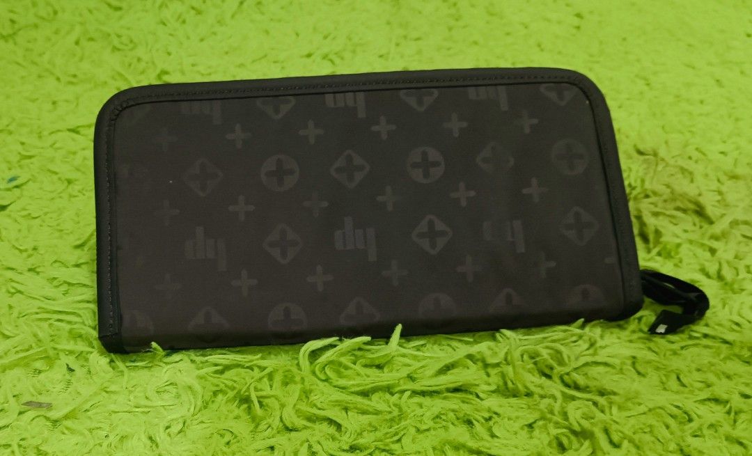 Headporter monogram brownie long wallet (Category: Luxury Bags & Wallets) located in Muntinlupa City. Submitted by kamiseta01 (Listing ID 1446813895, Image 2). Description: authentic headporter monogram brownie long wallet made in Japan excellent condition near to new.