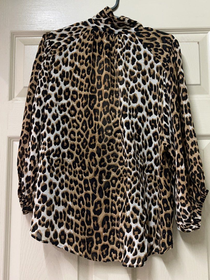 H&M (Category: Blouses) located in Kulai. Submitted by dee82gee78 (Listing ID 1446834821, Image 3). Description: Clear H&M collection .