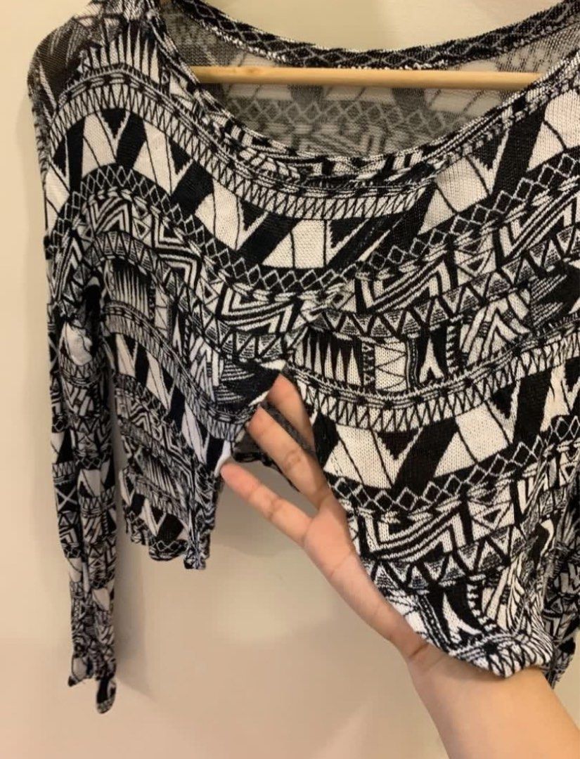 H&M Aztec Print Long Sleeve Crop Top (Category: Longsleeves) located in Manila. Submitted by plmarn (Listing ID 1446891909, Image 3). Description: - Trendy black and white geometric print crop top .