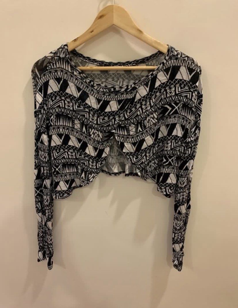 H&M Aztec Print Long Sleeve Crop Top (Category: Longsleeves) located in Manila. Submitted by plmarn (Listing ID 1446891909, Image 2). Description: - Trendy black and white geometric print crop top .
