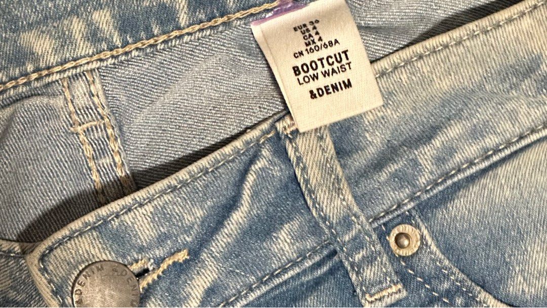 H&M Bootcut FlareLow Waist Denim Jeans (Kategori: Bawahan) berada di Bandung. Dikirim oleh loved.by.vals (ID iklan 1446792252, Gambar 2). Deskripsi: warna light blue (warna di foto sedikit berbeda efek kamera dan pencahayaan) p = 94cm lp = 80cm .