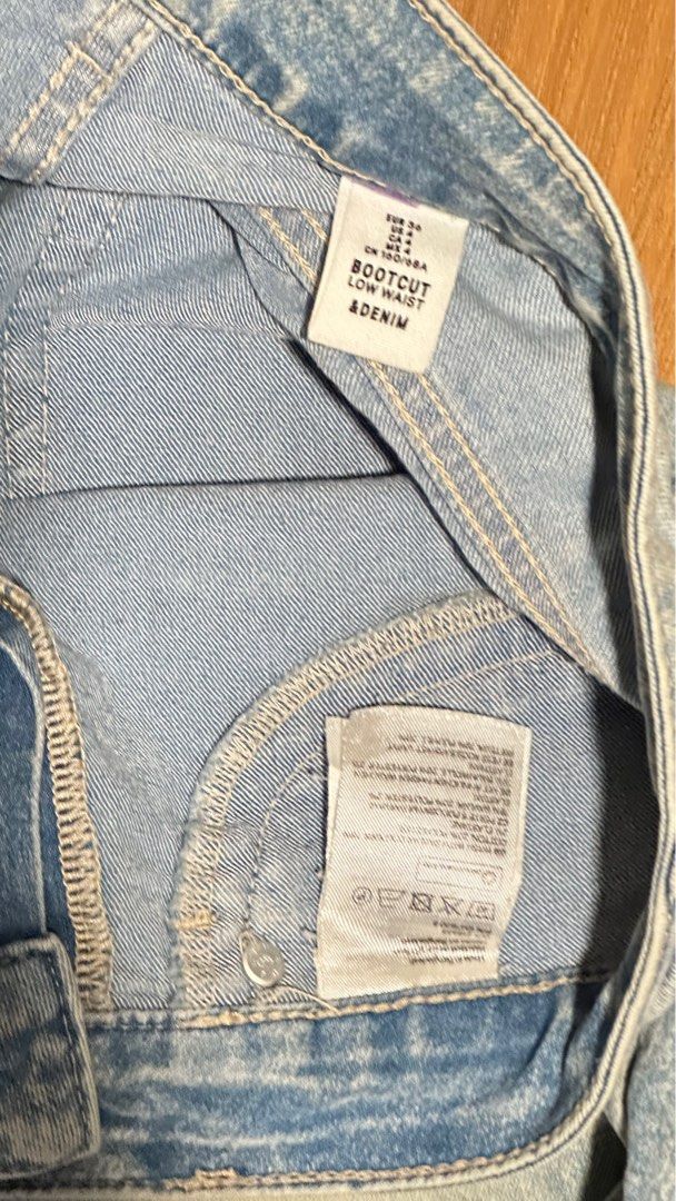 H&M Bootcut FlareLow Waist Denim Jeans (Kategori: Bawahan) berada di Bandung. Dikirim oleh loved.by.vals (ID iklan 1446792252, Gambar 3). Deskripsi: warna light blue (warna di foto sedikit berbeda efek kamera dan pencahayaan) p = 94cm lp = 80cm .