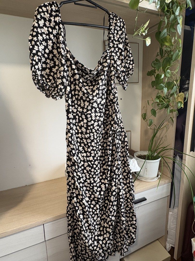 H&M Crepe Dress (Category: Dresses) located in Pasig City. Submitted by kit_cat (Listing ID 1446731347, Image 1). Description: - Brand: H&M - Type: Crepe Dress - Size: S (EU 36 / UK 8 / US 4) - Design: Black with all-over floral print - Features: Shirred bodice, puff sleeves - Condition: Excellent (Layered condition 4) - Material: Crepe fabric Bought from zalora; used once and in excellent condition.