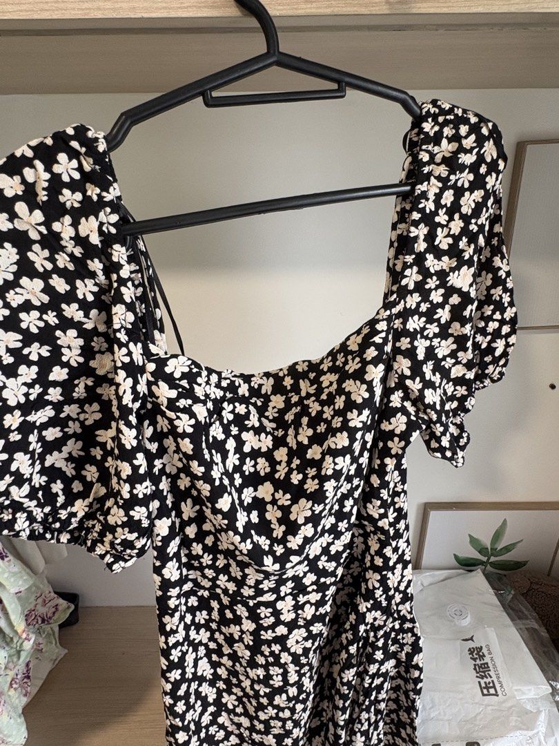 H&M Crepe Dress (Category: Dresses) located in Pasig City. Submitted by kit_cat (Listing ID 1446731347, Image 3). Description: - Brand: H&M - Type: Crepe Dress - Size: S (EU 36 / UK 8 / US 4) - Design: Black with all-over floral print - Features: Shirred bodice, puff sleeves - Condition: Excellent (Layered condition 4) - Material: Crepe fabric Bought from zalora; used once and in excellent condition.