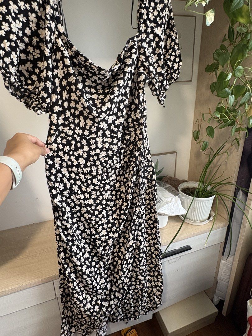 H&M Crepe Dress (Category: Dresses) located in Pasig City. Submitted by kit_cat (Listing ID 1446731347, Image 2). Description: - Brand: H&M - Type: Crepe Dress - Size: S (EU 36 / UK 8 / US 4) - Design: Black with all-over floral print - Features: Shirred bodice, puff sleeves - Condition: Excellent (Layered condition 4) - Material: Crepe fabric Bought from zalora; used once and in excellent condition.