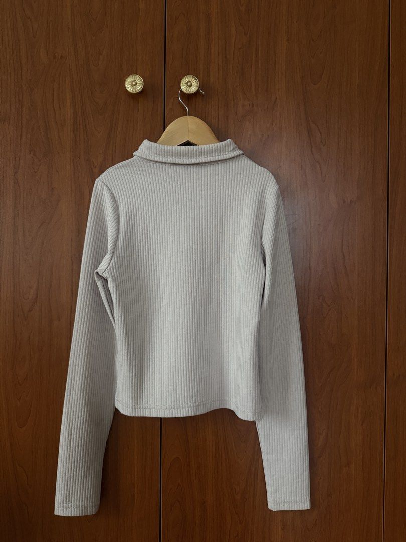 H&M Cropped Divided Ribbed Zip-Up Collared Jacket (Category: Coats, Jackets and Outerwear) located in Quezon City. Submitted by luvcakes (Listing ID 1446815894, Image 2). Description: - no when worn photos !! - kinda cropped length - great for casual wear.