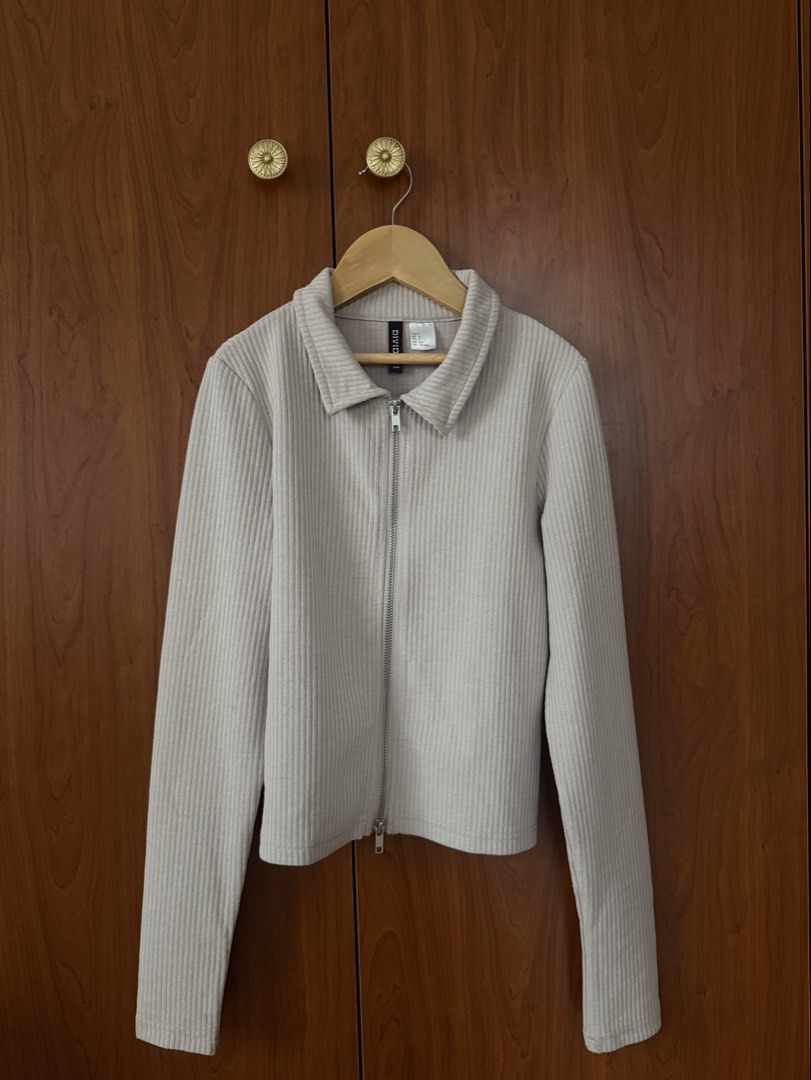 H&M Cropped Divided Ribbed Zip-Up Collared Jacket (Category: Coats, Jackets and Outerwear) located in Quezon City. Submitted by luvcakes (Listing ID 1446815894, Image 1). Description: - no when worn photos !! - kinda cropped length - great for casual wear.