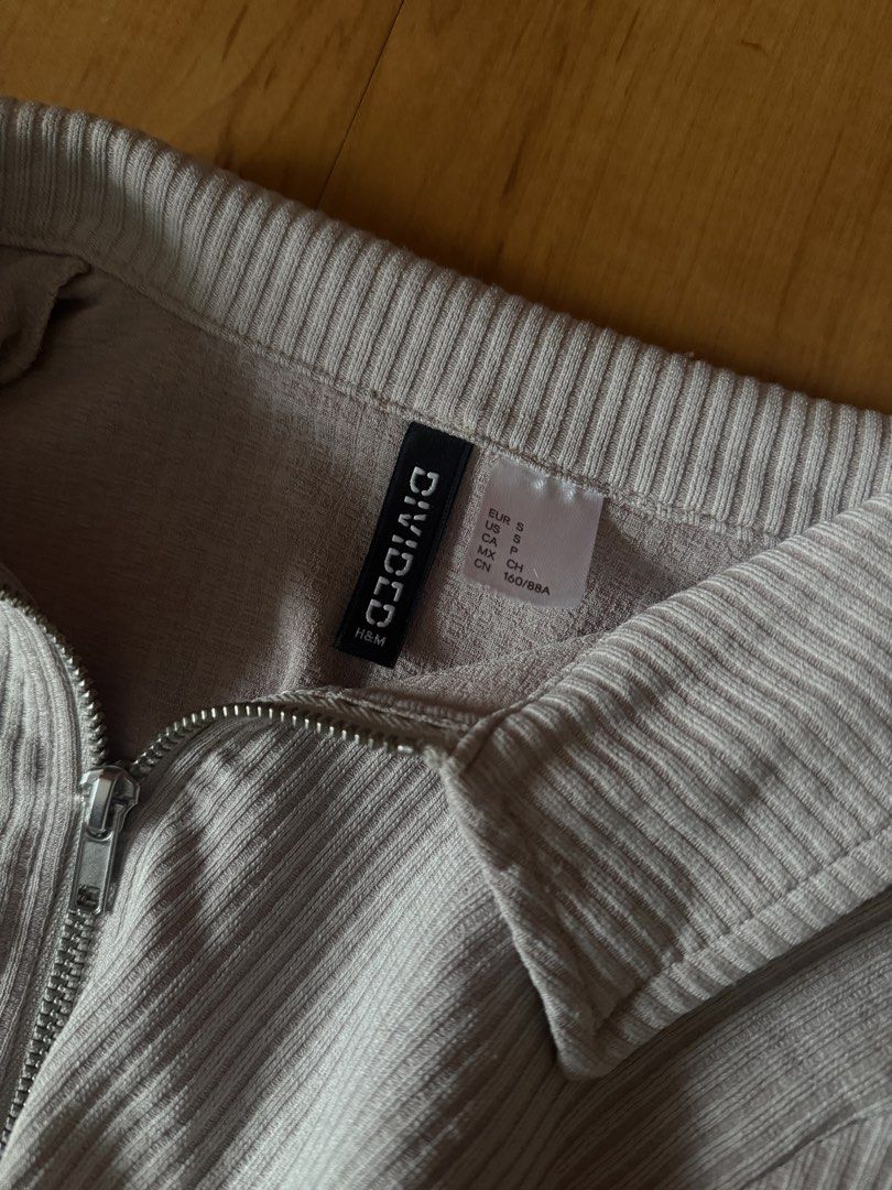 H&M Cropped Divided Ribbed Zip-Up Collared Jacket (Category: Coats, Jackets and Outerwear) located in Quezon City. Submitted by luvcakes (Listing ID 1446815894, Image 3). Description: - no when worn photos !! - kinda cropped length - great for casual wear.