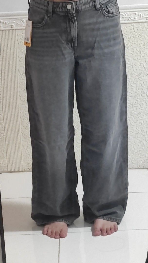 H&M Wide Leg Jeans Denim Grey Medium (Category: Jeans) located in Lingayen. Submitted by krisymmetry (Listing ID 1446839431, Image 2). Description: - Brand: H&M - EUR 36 / US 26" - Mid-waist - New with tags attached - JNT mod.