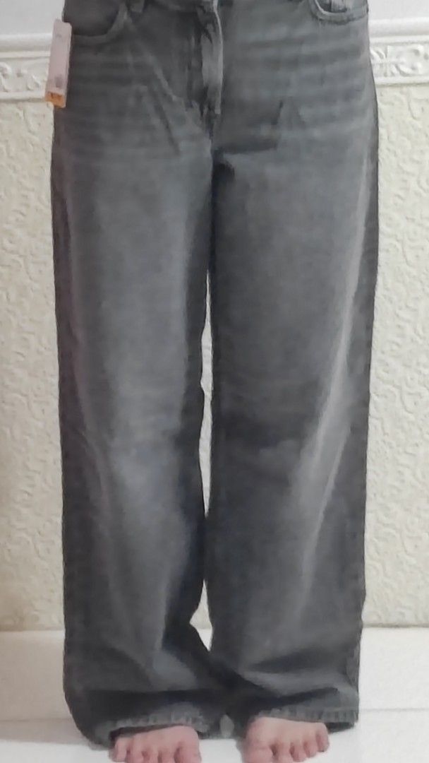H&M Wide Leg Jeans Denim Grey Medium (Category: Jeans) located in Lingayen. Submitted by krisymmetry (Listing ID 1446839431, Image 3). Description: - Brand: H&M - EUR 36 / US 26" - Mid-waist - New with tags attached - JNT mod.