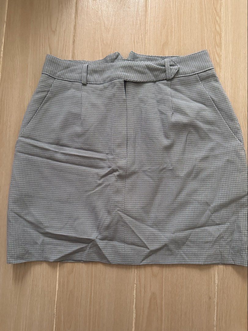 Houndstooth Mini Skirt with Belt Loops (Category: Skirts) located in Antipolo. Submitted by waco1313 (Listing ID 1446757957, Image 1). Description: - Grey and white houndstooth mini skirt - Features belt loops at the waist - Two functional front pockets - Classic and versatile design - Ideal for both casual and work attire - Effortlessly pairs with various tops.