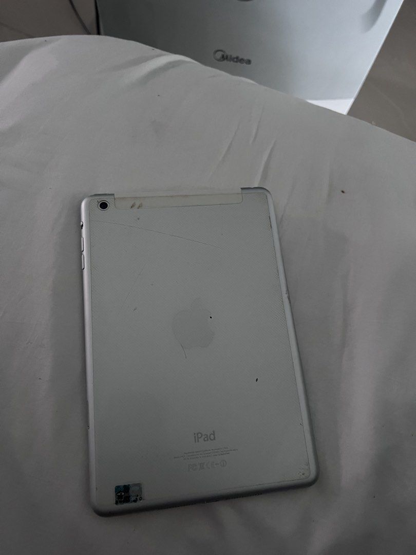 Ipad mini (Category: iPad) located in Gombak. Submitted by fatinfashihah (Listing ID 1446804677, Image 1). Description: - iPad Mini 1st Gen (Model A1455) - Color: Silver - Storage: 16GB or maybe 32 gb ( i forgot ) - i forgot the old apple id password (because this was bought in 2016) - condition of screen like in the picture - want to sell to clear thing - can be used as spare part .