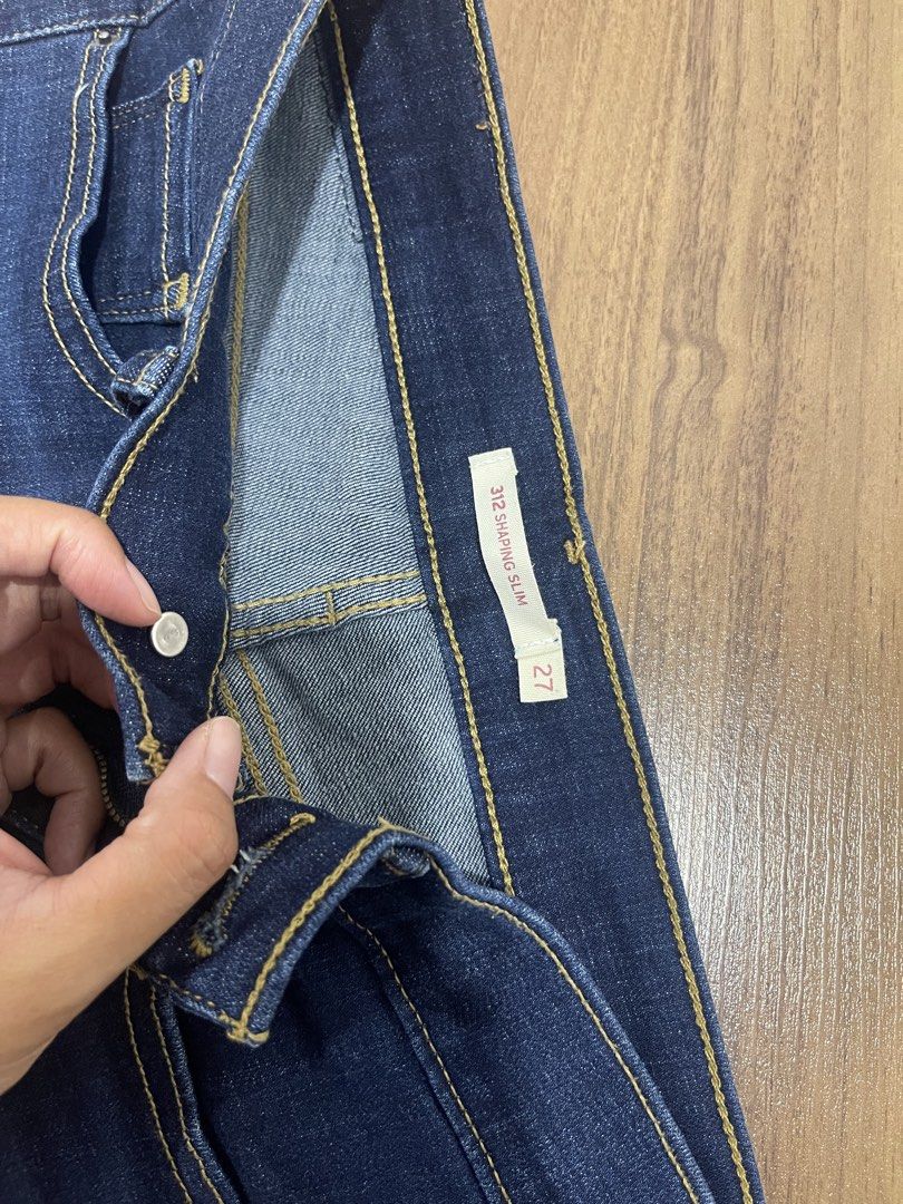 Levis (Category: Jeans & Leggings) located in Gelang Patah. Submitted by azrayasminyacoub (Listing ID 1446743316, Image 3). Description: Preloved Ada beberapa helai levis ORIGINAL. Pernah potong? Tak ingat utk semua tapi saya tinggi 158cm. I try my hardest utk bgi gmbr real, color real lagi gelap. Again, this is preloved. Jadi tak cantik seperti baru, ada sebab kenapa murah boleh refer gambar. Probably ada kotoran yg boleh hilg dgn basuh. Beli le