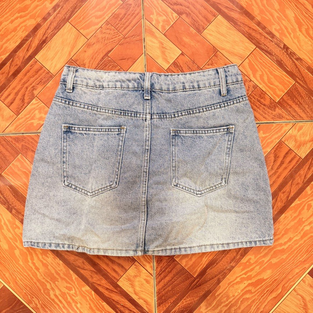 Light Wash Denim Mini Skirt (Category: Skirts) located in Batangas. Submitted by 4thside (Listing ID 1446756732, Image 2). Description: - Classic light wash denim mini skirt - Flattering A-line cut - Functional button and zip closure - Two front pockets - Two back pockets - Versatile piece, pairs well with t-shirts or blouses Waist 30 L14.5.