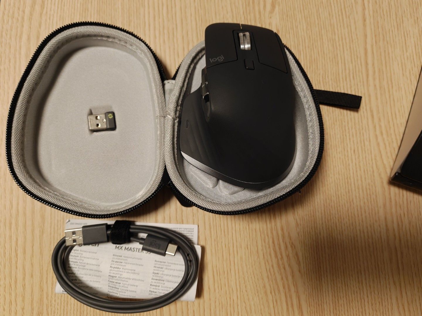 Logitech MX Master 3S Wireless Mouse with Case & Cable496803282577664001