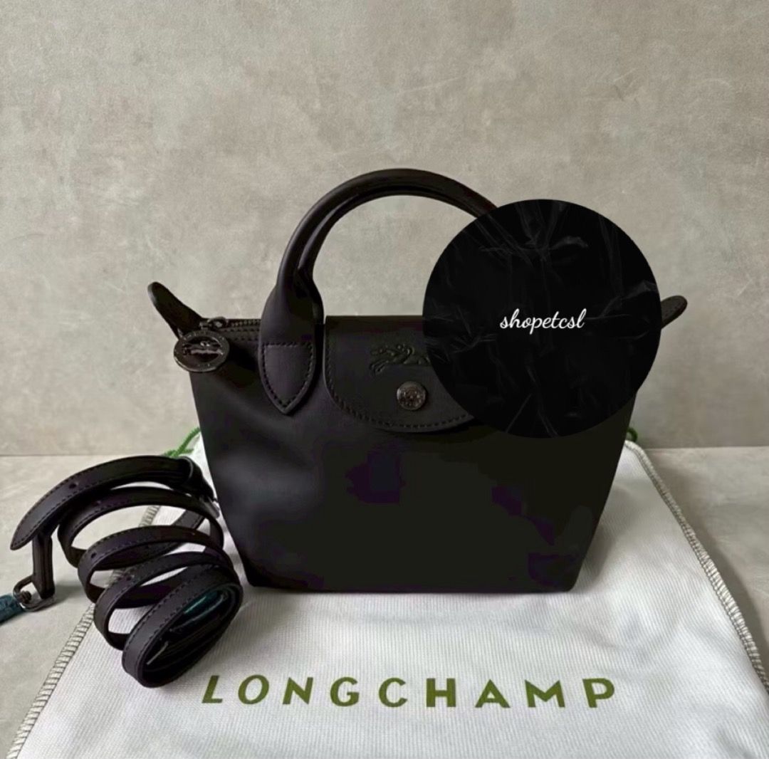 Longchamp Top Handle Sling Bag (Kategori: Tas & Dompet) berada di Jakarta Barat. Dikirim oleh shopet.csl (ID iklan 1446771119, Gambar 1). Deskripsi: Merek: Longchamp. Kondisi 95% (belum pernah digunakan/terlihat sangat baru). Kelengkapan: Plastic bag. Tidak ada kotak‼️.