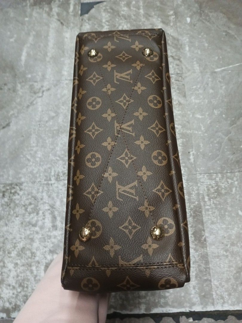 Louis Vuitto Neo Locket MM (Category: Luxury Bags & Wallets) located in Baguio. Submitted by brandeditems16 (Listing ID 1446907147, Image 3). Description: - Classic Louis Vuitton monogram tote - Durable canvas exterior with leather trim - Includes a detachable shoulder strap - Elegant gold-tone hardware - Luxurious deep red interior lining - Ample space for all your essentials - Ideal for everyday use.