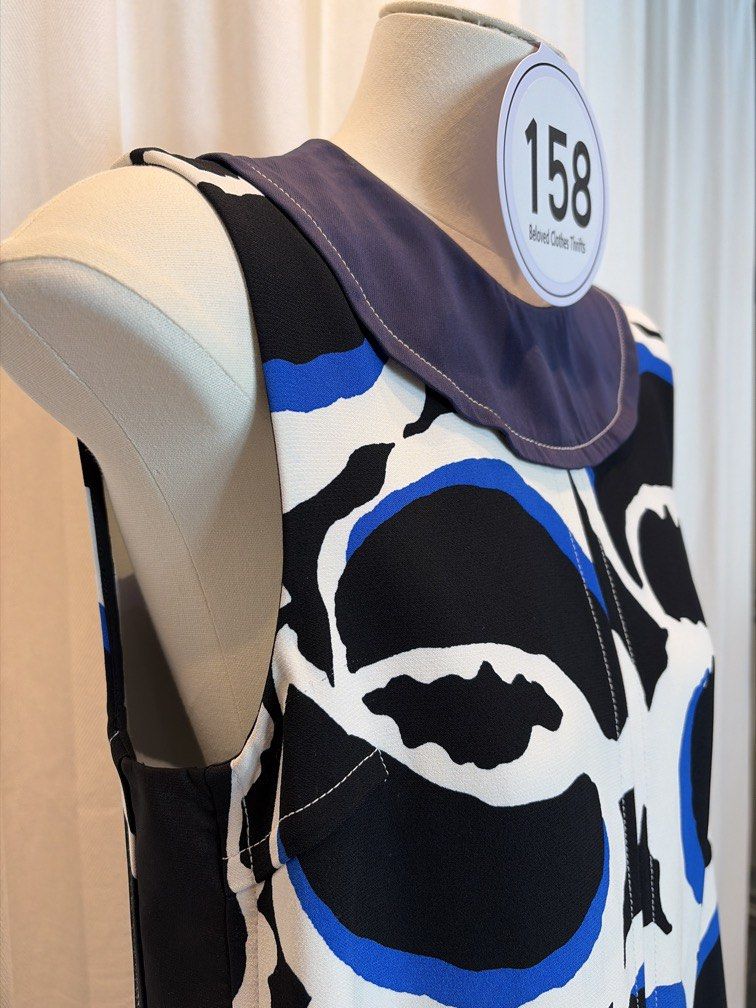 MARNI 黑白藍背心 （分類：背心）位於 Hong Kong。 由 belovedclothesthrifts 提交（商品編號 1446794861，圖片 3）。簡介： 尺碼偏細，適合細碼人士 胸圍84 cm 長度63 cm 只限順豐到付 。