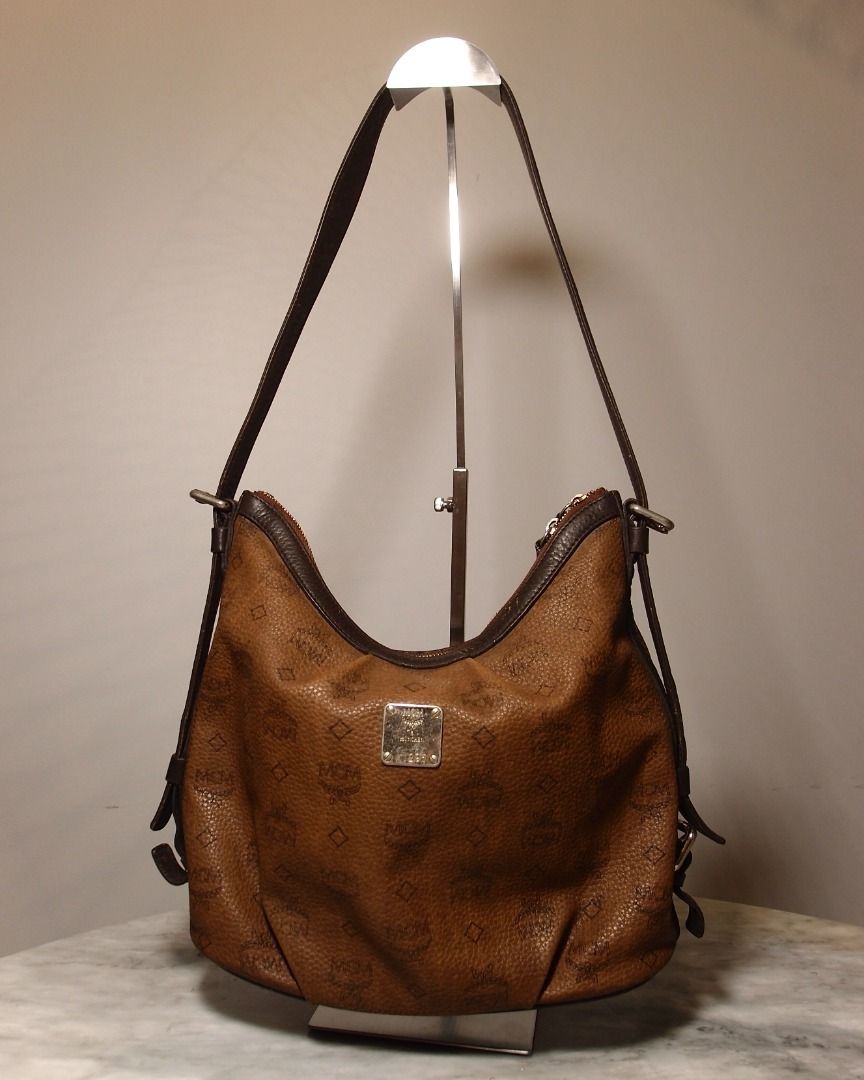 MCM Cognac Hobo Bag (Category: Luxury Bags & Wallets) located in Manila. Submitted by wear.aureve (Listing ID 1446821595, Image 3). Description: Mcm Cognac hobo bag quality: 7.5/10 (well used condition) source: 🇯🇵 MINE: ₱2,800 GRAB: ₱3,800 LOCK [AUTOMATICALLY YOURS🔥]: ₱4,800 Highlights: * signs of wear * scratches on hardware * leather is clean with no scratches/tear * well-used condition Reminder: - Color may vary due to lighting - Brown MCM 