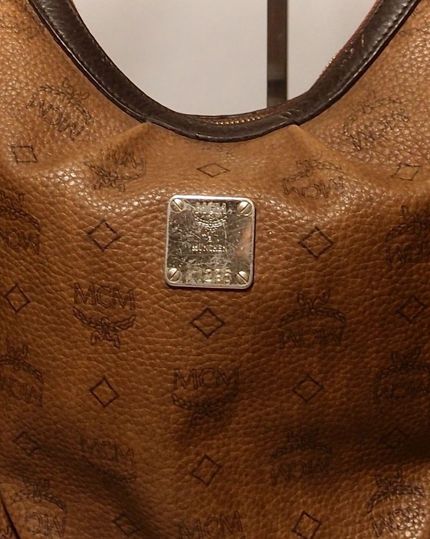 MCM Cognac Hobo Bag (Category: Luxury Bags & Wallets) located in Manila. Submitted by wear.aureve (Listing ID 1446821595, Image 2). Description: Mcm Cognac hobo bag quality: 7.5/10 (well used condition) source: 🇯🇵 MINE: ₱2,800 GRAB: ₱3,800 LOCK [AUTOMATICALLY YOURS🔥]: ₱4,800 Highlights: * signs of wear * scratches on hardware * leather is clean with no scratches/tear * well-used condition Reminder: - Color may vary due to lighting - Brown MCM 