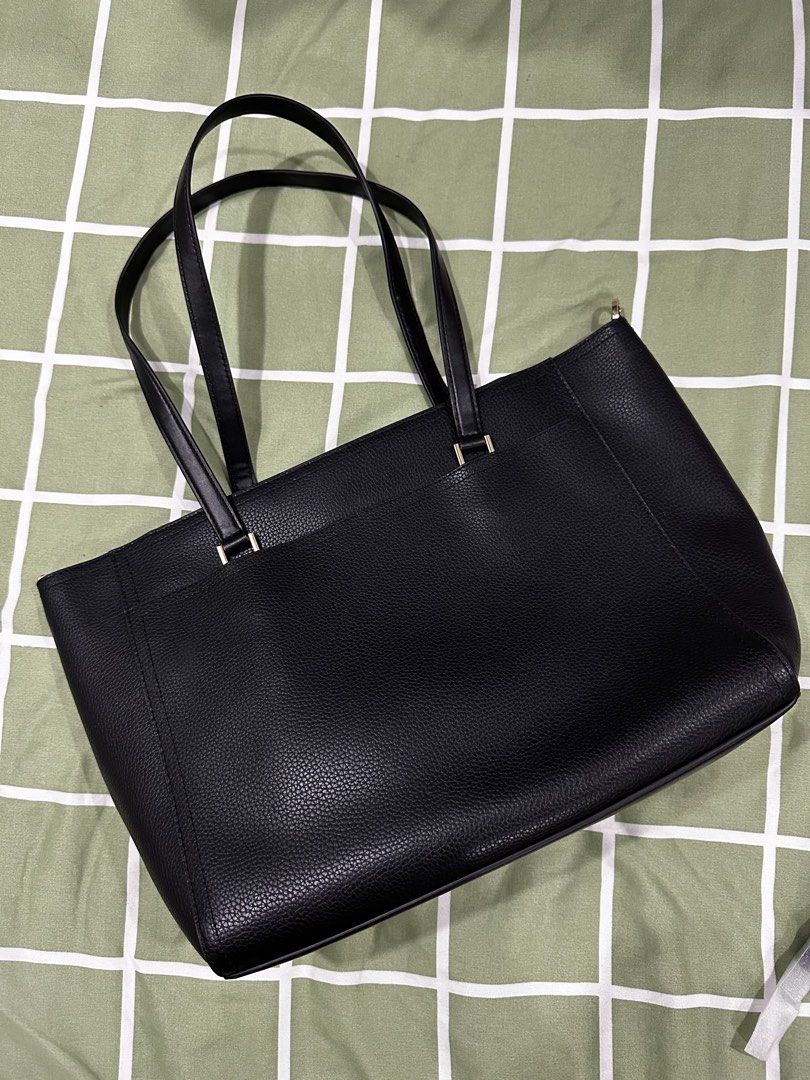 Michael Kors (Category: Luxury Bags & Wallets) located in Navotas City. Submitted by minaly_ (Listing ID 1446807086, Image 3). Description: Michael Kors shoulder bag Like new condition, used once only upon purchase. Fits 13-15 inches laptop Negotiable price.