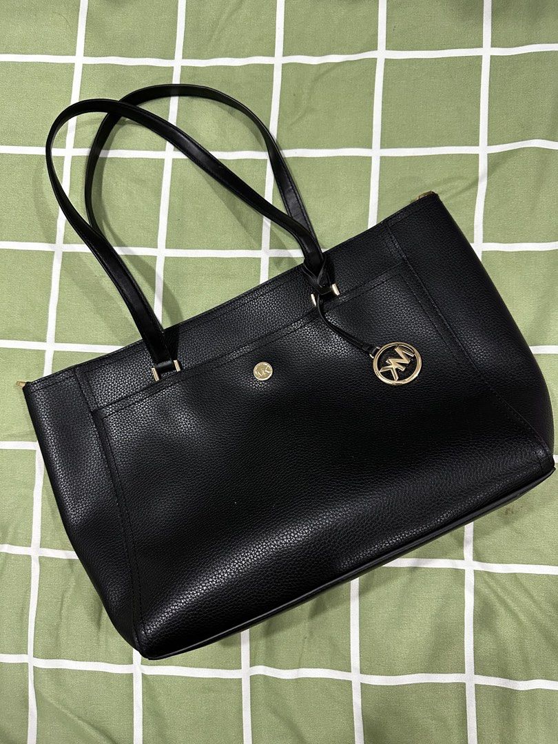 Michael Kors (Category: Luxury Bags & Wallets) located in Navotas City. Submitted by minaly_ (Listing ID 1446807086, Image 2). Description: Michael Kors shoulder bag Like new condition, used once only upon purchase. Fits 13-15 inches laptop Negotiable price.