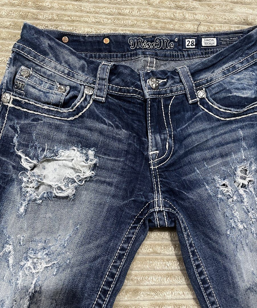 Miss Me Capri (Category: Jeans) located in Manila. Submitted by kerlythreads (Listing ID 1446817300, Image 2). Description: - size 28 - issue missing rhinestones .