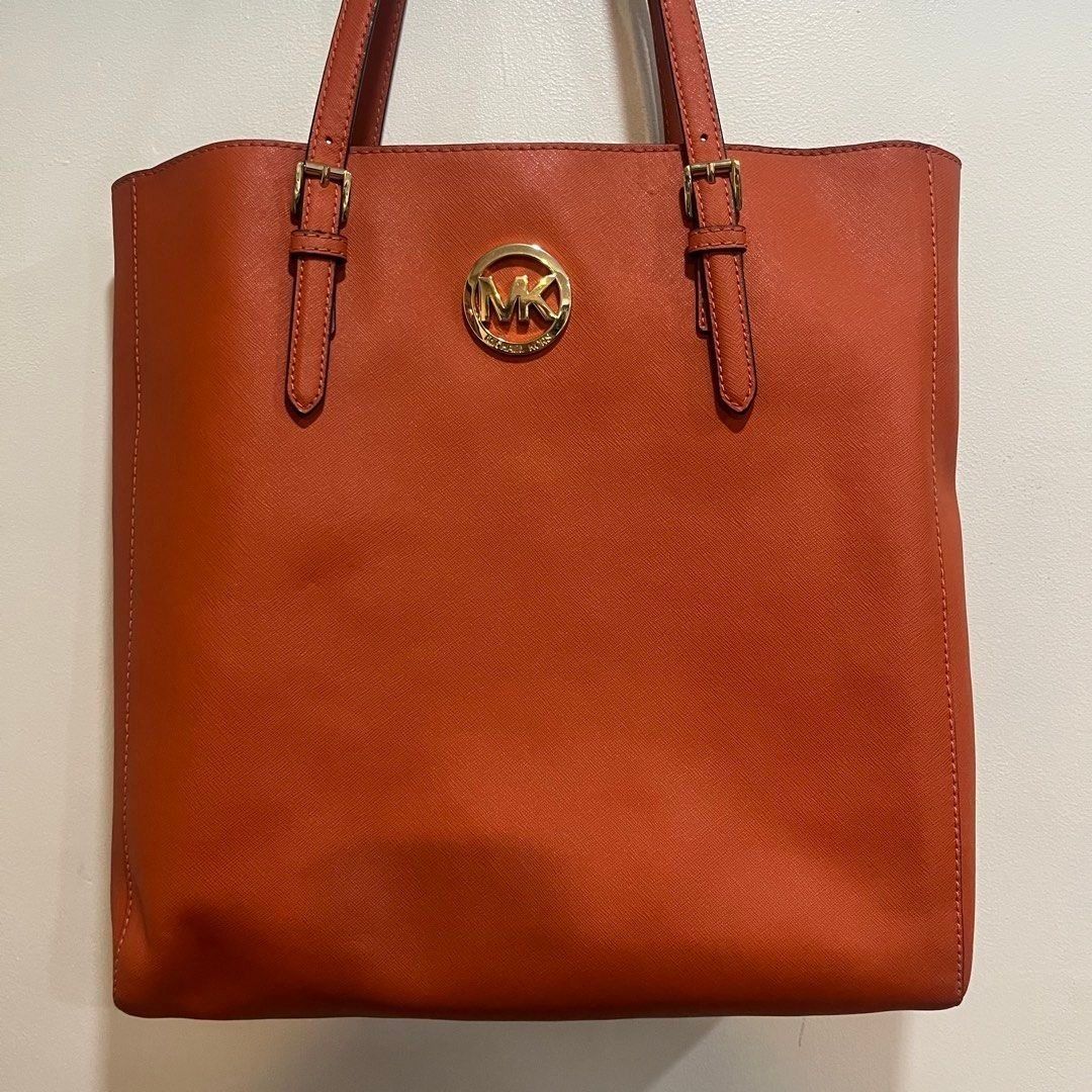 MK Orange Tote Bag (Category: Luxury Bags & Wallets) located in Taytay. Submitted by second_couturecache (Listing ID 1446839808, Image 3). Description: Like new pero may minimal flaw sa leather and hardware (noticable at all), the flaw appread due to being stored for a long time. First to pay basis and payment first. Other Delivery option shouldered by buyer: Lalamove or J&T. Location: Taytay, Rizal.