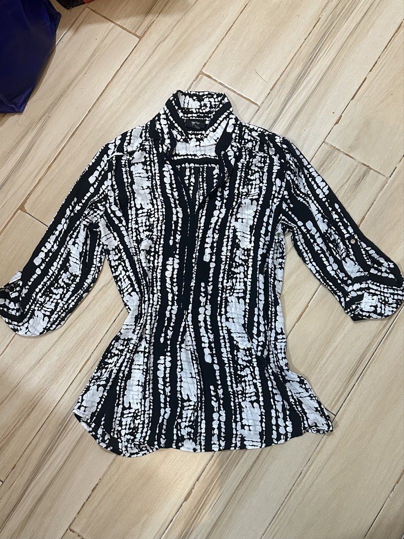 Mossimo Black & White Printed Button Down Blouse | Size S (Category: Blouses) located in Manila. Submitted by declutterrrawr (Listing ID 1446860399, Image 1). Description: .