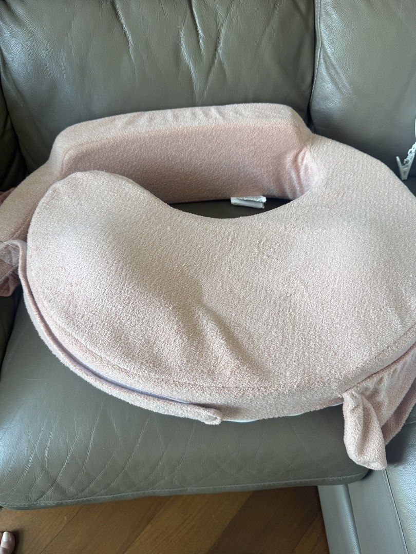 My Breast Friend Nursing Pillow （分類：護理及餵哺 - 母乳及奶瓶）位於 Hong Kong。 由 cheung2468_776 提交（商品編號 1446911599，圖片 1）。簡介： My Breast Friend popular pink nursing pillow. Soft fabric cover. Provides support for breastfeeding. Great for new moms. Easy to use on the couch or bed. Cover is removable for washing. 。