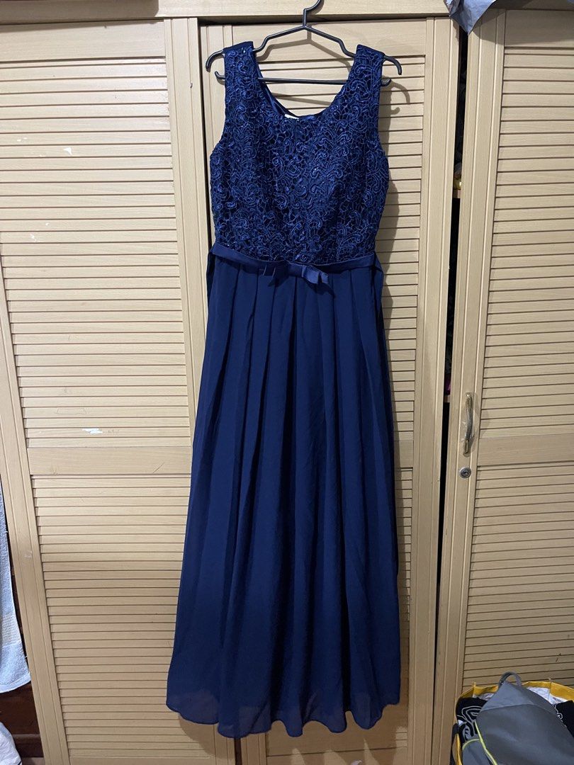 NAVY BLUE LACE A-LINE EVENING GOWN (Category: Evening dresses & gowns) located in Bauang. Submitted by doc_jay01 (Listing ID 1446829463, Image 2). Description: Silhouette: A-line Neckline: Scoop neckline Sleeves: Sleeveless Bodice: Embroidered lace bodice Skirt: Flowing chiffon skirt with soft pleats Waist: Satin ribbon waistband with a bow accent (26-28 inches) Length: Tea-length to ankle-length (depending on the wearer’s height) (50 inches) Sty