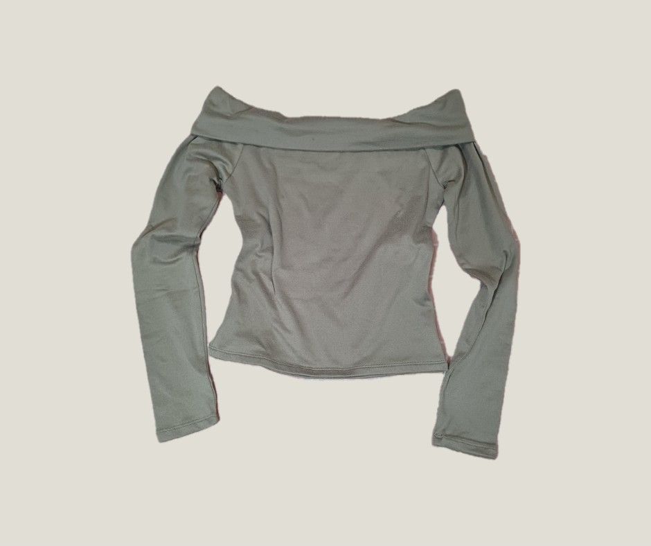 Off-shoulder Long Sleeve Top (Category: Longsleeves) located in Valenzuela. Submitted by cybct (Listing ID 1446903421, Image 1). Description: - Light Taupe off-shoulder top - Long sleeves - Fitted with stretchy material - Easily pairs with jeans or skirts.