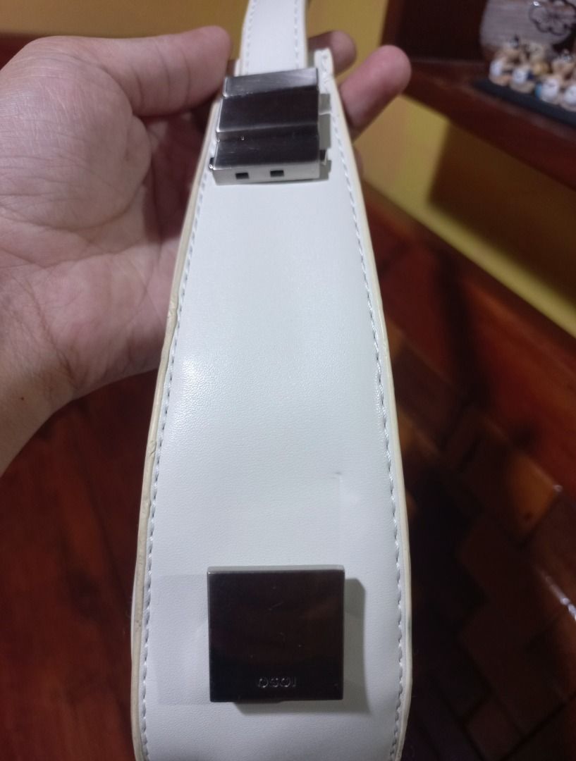 OSOI Toni Mini Bag (Category: Luxury Bags & Wallets) located in Pugo. Submitted by mhylee_fang1989 (Listing ID 1446829527, Image 2). Description: Condition: Lightly used (with minor signs of wear, please check photos) - Hardware: Silver-tone dual zippers - Silhouette: Trendy crescent / moon shape hobo bag MOP: Bank Transfer/ Paymaya/Gcash Shipping: J&T or LBC (SF will be settled once may waybill na for transparency & exact amount).