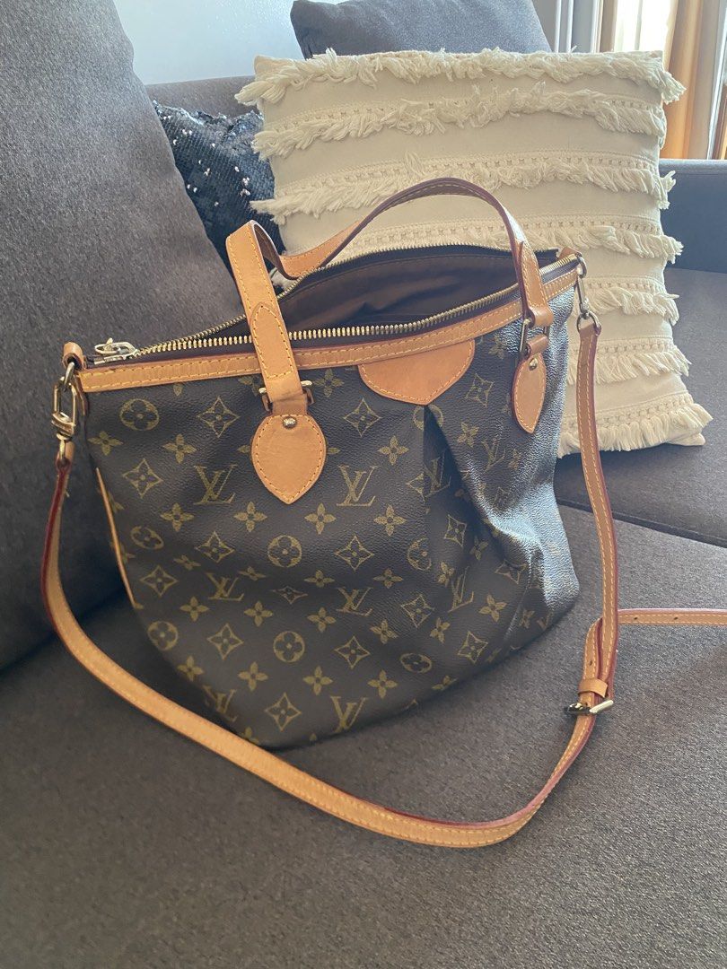 Palermo Crossybody (Category: Luxury Bags & Wallets) located in Quezon City. Submitted by greshanicoche (Listing ID 1446733474, Image 2). Description: - Classic Palermo - Vanchetta leather trim and handles - Secure zipper closure - Interior slip pockets - Detachable shoulder strap included - Ideal for everyday use -coded - not guaranteed - good condition.