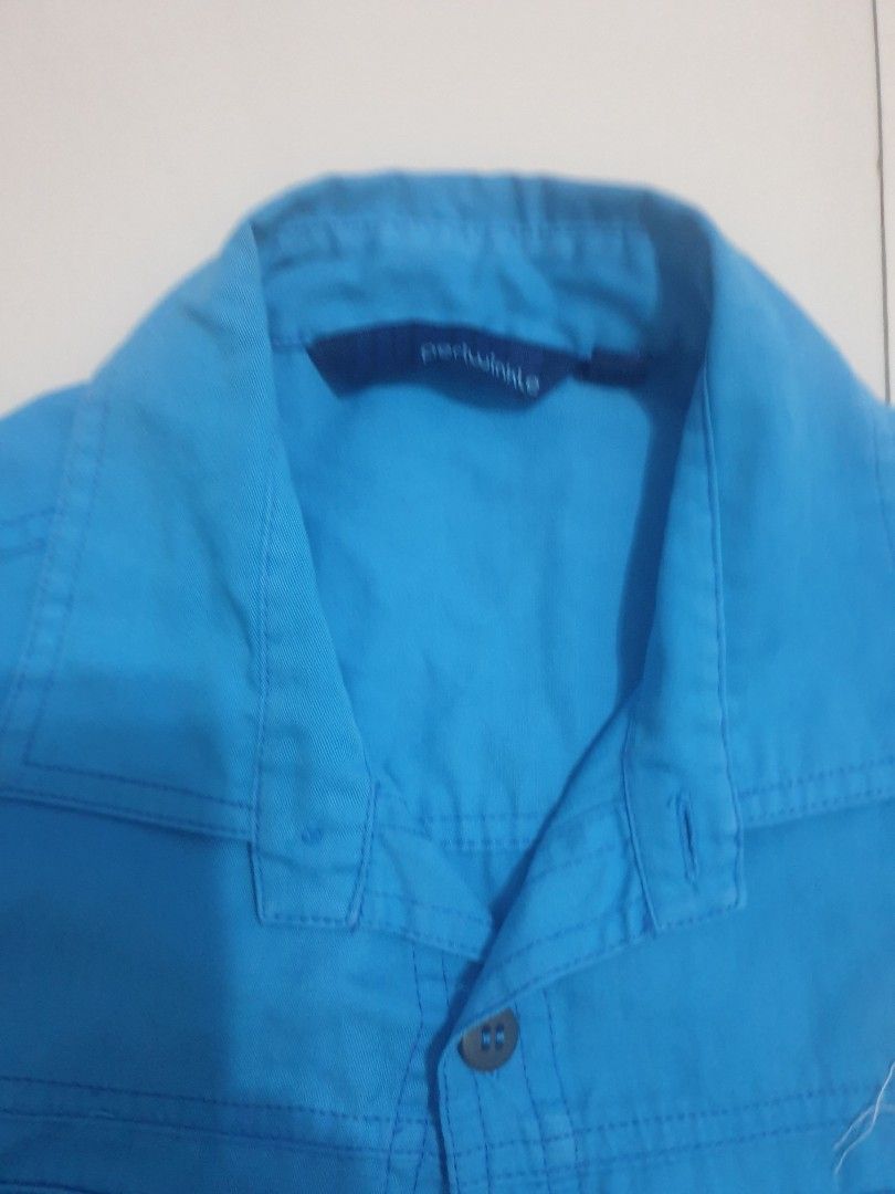 PERiWiNkLE Blue Short Sleeve Button Up Shirt (Category: Babies & Kids Fashion) located in Manila. Submitted by au0801 (Listing ID 1446824620, Image 2). Description: - Blue short sleeve shirt - Button-up front - Two chest pockets - Small tag detail on left pocket - Casual style B9 - Ideal for everyday wear.