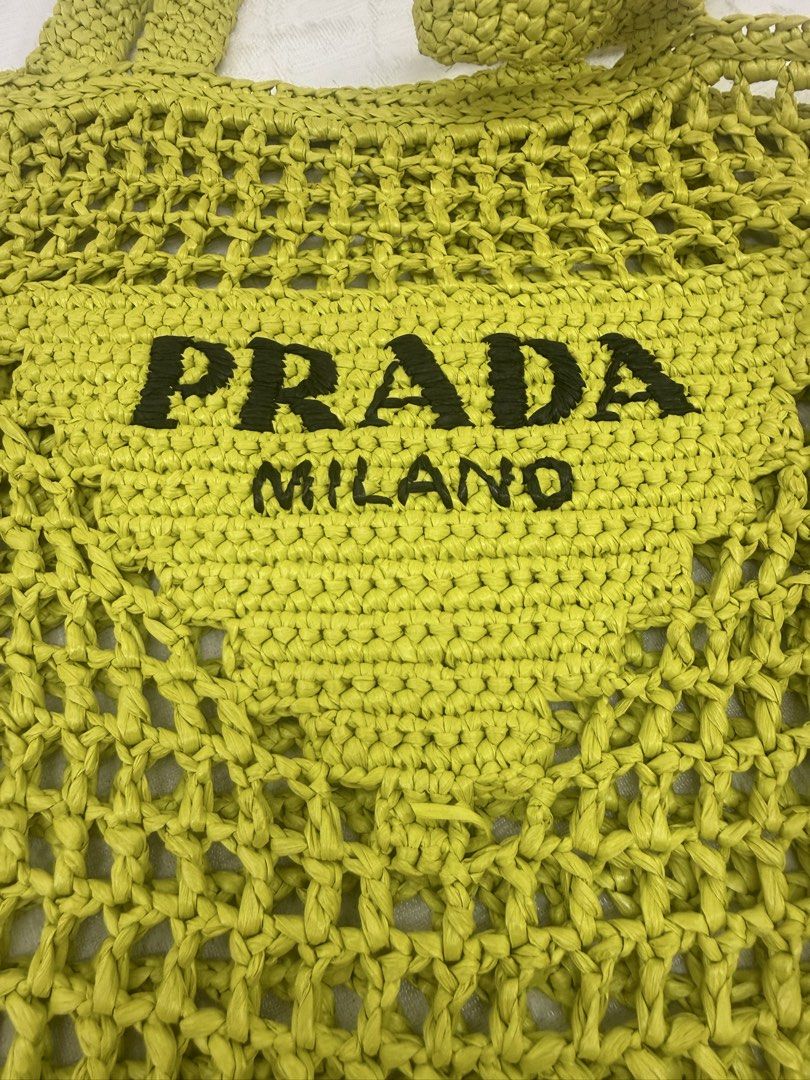 Prada （分類：手袋及銀包）位於 Hong Kong。 由 suki2394 提交（商品編號 1446812142，圖片 3）。簡介： Prada tote bag 90% New 。