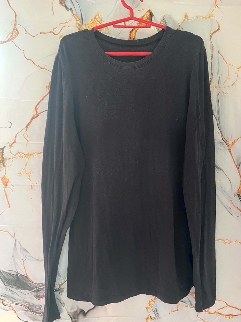 PRELOVED CLOTHES (Category: Dresses) located in Navotas City. Submitted by shopwithella (Listing ID 1446795123, Image 2). Description: Emerald green dress with delicate lace trim on the neckline and sleeves. V-neck design. Short sleeves. The fabric has a slight sheen. Looks comfortable for casual wear or lounging..