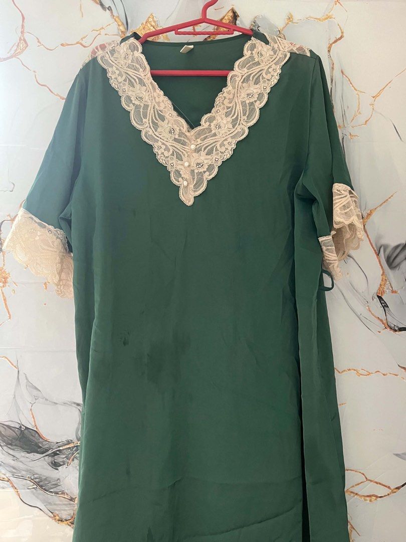 PRELOVED CLOTHES (Category: Dresses) located in Navotas City. Submitted by shopwithella (Listing ID 1446795123, Image 1). Description: Emerald green dress with delicate lace trim on the neckline and sleeves. V-neck design. Short sleeves. The fabric has a slight sheen. Looks comfortable for casual wear or lounging..