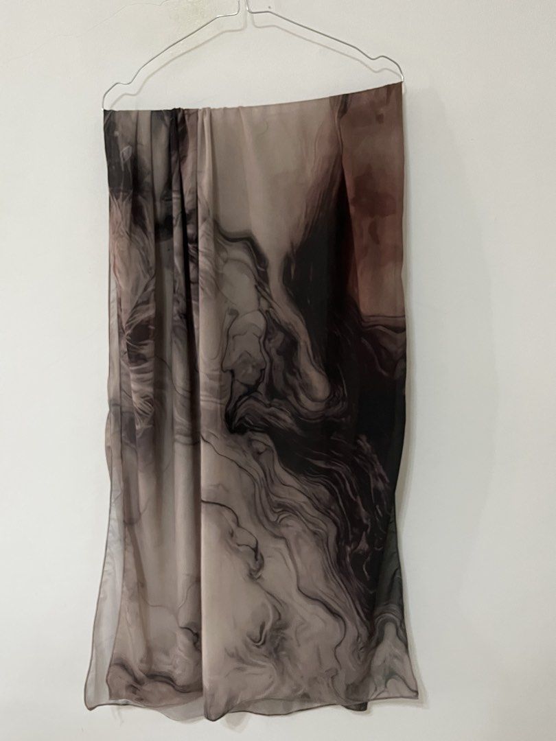 Printed Pashmina Ceruty (Kategori: Syal) berada di Surabaya. Dikirim oleh prelovedby.leo (ID iklan 1446770175, Gambar 2). Deskripsi: Ada sedikit scratch di printing (sesuai di foto). Kindly dm me for further info! :).