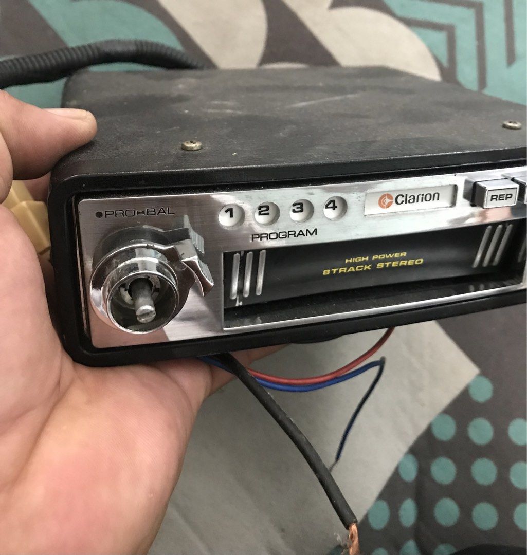 Radio kereta lama (Category: Vintage Collectibles) located in Ipoh. Submitted by karkatustore (Listing ID 1446747515, Image 2). Description: Item 2nd Tidak pasti fungsi atau tidak Sesuai buat koleksi .