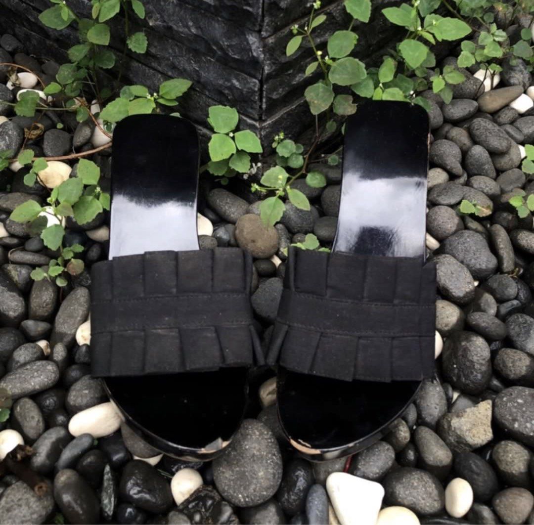 Ruffle Black Heels (Kategori: Sepatu Wanita) berada di Bandung. Dikirim oleh alkawear (ID iklan 1446750390, Gambar 3). Deskripsi: - good condition - ada bagian mengelupas di 2 pict terakhir yaa - superr cantikk, cocok bgt buat acara formal - size 36.